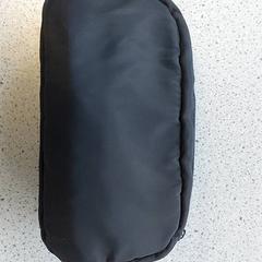 Schoolgerei - zwarte pennenzak, ha sido reportado por Centraal magazijn con iLost