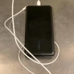 Eletrónica Black power bank with IPhone cable, como reportado por MEININGER Hotel Copenhagen utilizando o iLost