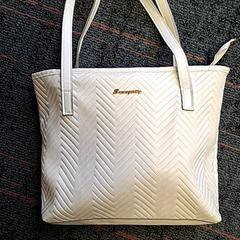 Taška, ako bolo nahlásené Connexxion Amstelland-Meerlanden Amstelveen pomocou iLost