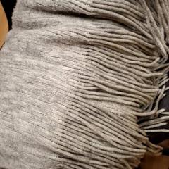 Szal Grande écharpe grise, zgłoszono przez IKEA Grenoble przy użyciu iLost