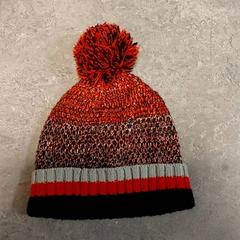 衣類 - Muts がiLostで Centraal magazijn によって報告されました