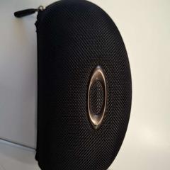 İLost kullanarak ilévia tarafından bildirildiği gibi Güneş gözlüğü Dans étui