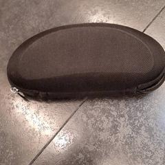 Ulleres (subcategoria), segons ha informat Rotterdam The Hague Airport mitjançant iLost