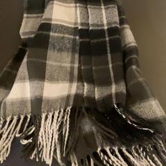 Scarf Plaid, segons ha informat MEININGER Hotel Dresden Zentrum mitjançant iLost