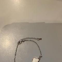 Armband White and silver, zoals gemeld door MEININGER Hotel Paris Porte de Vincennes met iLost