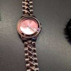 Montre Rosegoud, a été signalé par Eindhoven Airport utilisant iLost