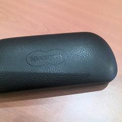 Etui à lunettes avec lunettes Zwart, a été signalé par Hotel Theater FIGI utilisant iLost
