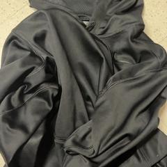 セーター がiLostで Pathé Utrecht Leidsche Rijn によって報告されました