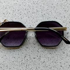 Gafas de sol, ha sido reportado por Centraal magazijn con iLost