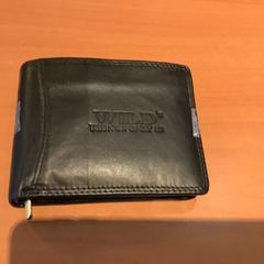 財布 Aljarad がiLostで Gemeente Amsterdam - Bureau Gevonden Voorwerpen によって報告されました