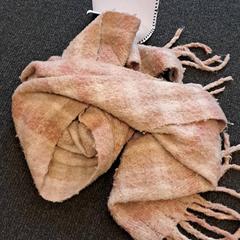 ショール がiLostで Breda University of Applied Sciences Mgr. Hopmansstraat によって報告されました