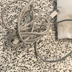 Adapter White, universal, zgłoszono przez MEININGER Hotel Berlin "Mitte" Humboldthaus przy użyciu iLost