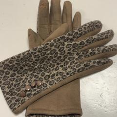 Kesztyű Panter print, amint azt Koninklijk Theater Carré az iLost segítségével jelentette.