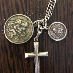 Jewelry with Jesus Christ on it, segundo informou a iLost
