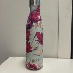 Vattenflaska bloemen, rapporterat av Avonturenpark Hellendoorn med iLost