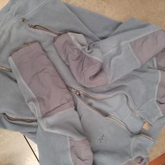 Fleece jack, som rapportert av Rotterdam The Hague Airport ved bruk av iLost