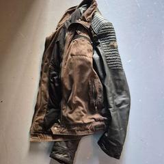 ジャケット Leather brown がiLostで Room Mate Bruno によって報告されました