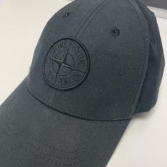 Sapka Stone island pet, amint azt Pathé Ypenburg az iLost segítségével jelentette.