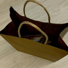 حقيبة هدايا Med 2 saker o، كما تم الإبلاغ عنه بواسطة IKEA Älmhult عبر iLost