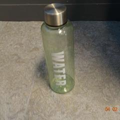 Üveg groen met water, amint azt Gemeente Leopoldsburg az iLost segítségével jelentette.