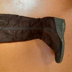 Stivali, come riportato da TCL utilizzando iLost