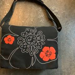 حقيبة كتف Zwart met bloemen، كما تم الإبلاغ عنه بواسطة Gemeente Amsterdam عبر iLost