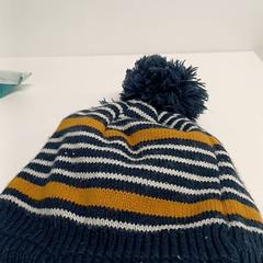 ビーニー Bleu rayures blanche et orange がiLostで IKEA Saint-Etienne によって報告されました