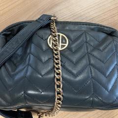 Handbag, as reported by Connexxion Amstelland-Meerlanden Schiphol Zuid using iLost
