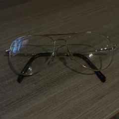 Szemüveg, amint azt Van der Valk Hotel Haarlem az iLost segítségével jelentette.