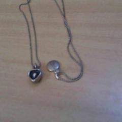 Colgante - twee hangers met ketting, segundo informou Het Spoorwegmuseum usando iLost