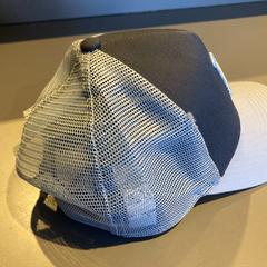 Casquette de baseball Grey, a été signalé par Ramada by Wyndham Amsterdam Airport Schiphol utilisant iLost