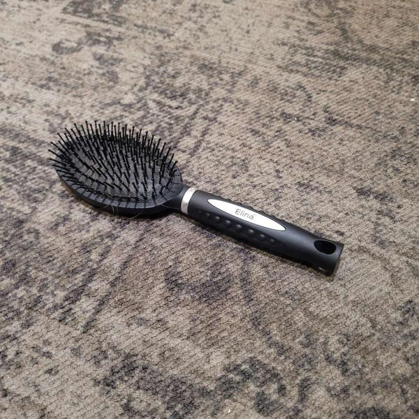 Hairbrush zwarte borstel uit kamer 215