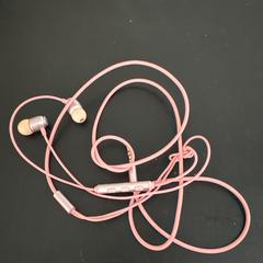 Roze oordopjes met draad, som rapporterats till iLost