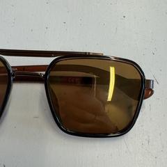 Des lunettes de soleil, a été signalé par HTM utilisant iLost
