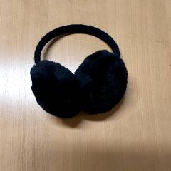 Oorwarmers zwart がiLostで Regio Limburg - Leuven によって報告されました