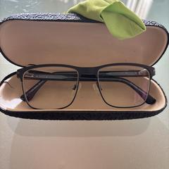 Bril in een zwarte koker en groen poetsdoekje, jak zgłoszono do iLost