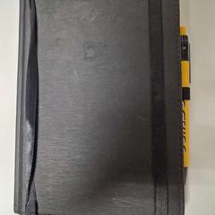 Anteckningsbok zwart met pen, rapporterat av IKEA Hengelo med iLost