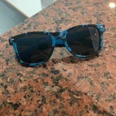 Ulleres de sol, segons ha informat Pathé Nijmegen mitjançant iLost