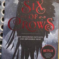 Liburua six of crows, gisa salatu by MEININGER Hotel Berlin Alexanderplatz iLost erabiliz