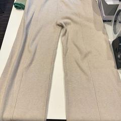 Pantalóns, segundo informou Inntel Hotels Utrecht Centre usando iLost