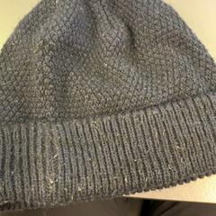 Gorro zwart, segons ha informat Eindhoven Airport mitjançant iLost