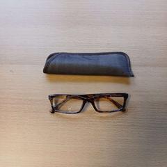 Glasögonfodral med glasögon bruin, rapporterat av UVO Vervoer med iLost