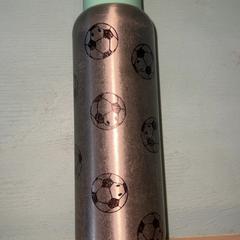 Bottiglia d'acqua, come riportato da Familie Resort Molenwaard utilizzando iLost