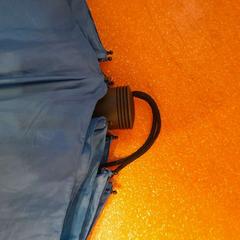 Ombrello pieghevole bleu, come riportato da TCL utilizzando iLost