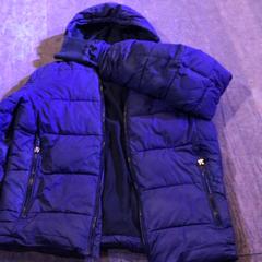 Casaco Donkerblauw, como reportado por Café Leentje utilizando o iLost