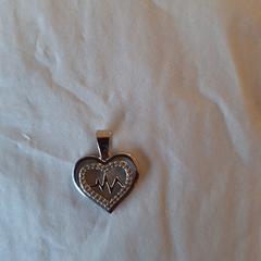 Hartje voor aan een ketting, segundo informou a iLost
