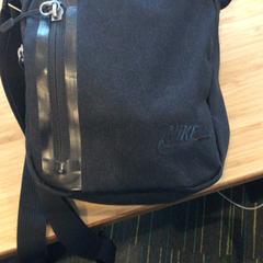 Schoudertasje Nike tas YAKUP BAKAR, a été signalé par Gemeente Haarlem utilisant iLost