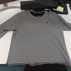 Camisola Zwart en witte horizontale strepen., como reportado por Vrije Universiteit Brussel (VUB) utilizando o iLost