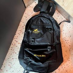 Mochila black, como reportado por MEININGER Hotel Köln West utilizando o iLost