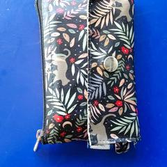 Porte-monnaie Noir à motifs floraux، كما تم الإبلاغ عنه بواسطة IKEA Rennes - Pacé عبر iLost